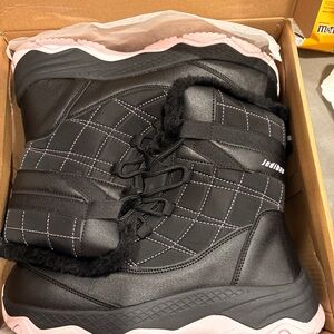 Snow boots size 8.5